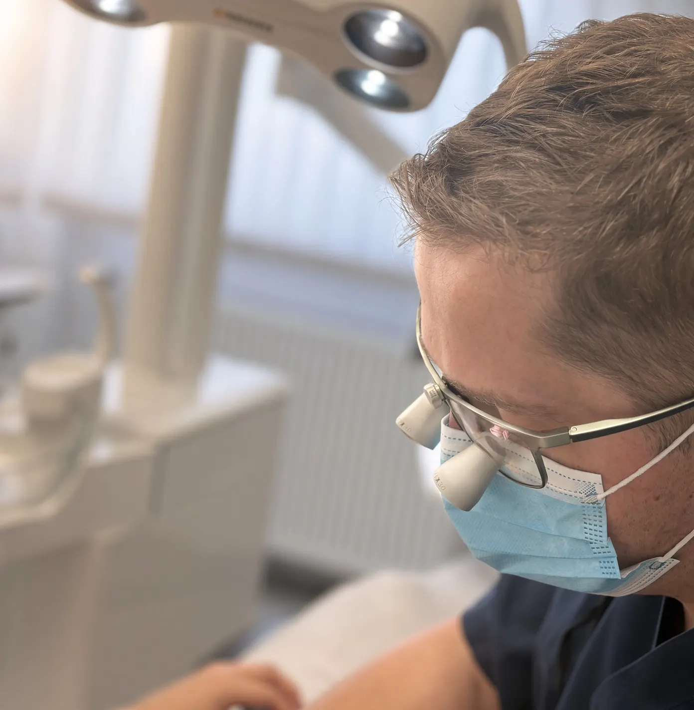 Dr. med. dent. Leon Handermann bei der Behandlung in der Praxis in Speyer